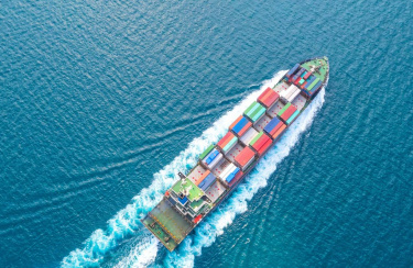 Eine Fracht mit Ladung von oben bei voller Fahrt