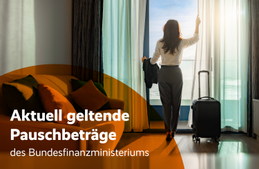 Frau mit Koffer öffnet Gardinen in einem Hotelzimmer