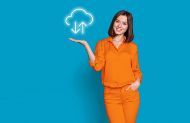 junge Frau hält lächelnd eine cloudwolke