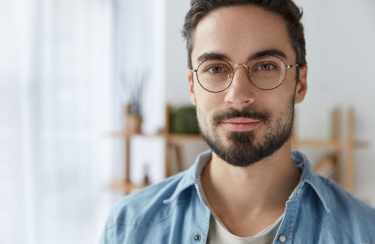 Junger Mann schaut in die Kamera