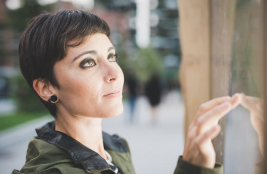 junge Frau schaut auf eine Anzeigetafel