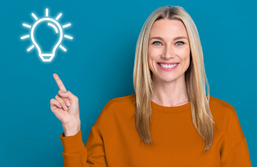 Frau zeigt mit Finger nach oben