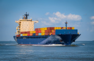 Containerschiff auf dem Meer