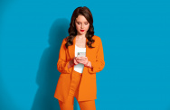 junge Frau hält Handy in der Hand