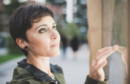junge Frau schaut auf eine Anzeigetafel