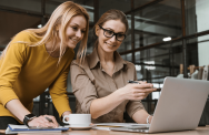 Zwei Frauen Arbeiten mit Laptop