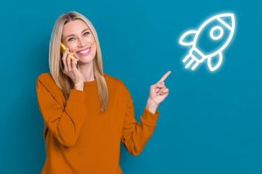 Frau zeigt auf eine Rakete, während sie telefoniert