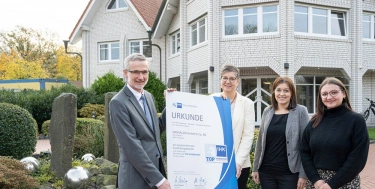 IHK zeichnet HANSALOG GmbH & Co. KG in Ankum für hervorragende Ausbildung aus