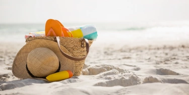 Korb mit Strandsachen