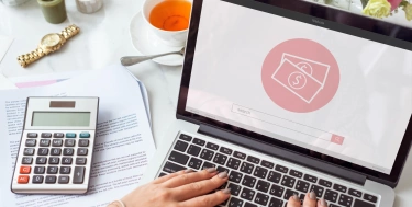 Laptop auf den Geldscheine abgebildet sind