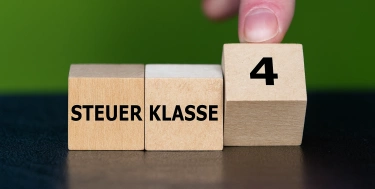 Holzbuchstaben die das Wort Steuerklasse bilden