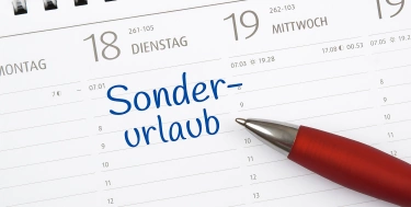 Ein Kalender, auf dem "Sonderurlaub" steht