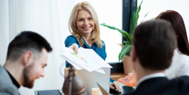 Nahaufnahme von verschwommenen Menschen, die zusammenarbeiten