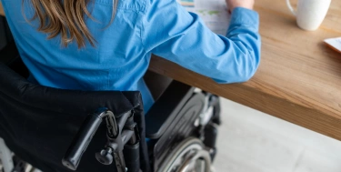 Nahaufnahme einer Frau im Rollstuhl