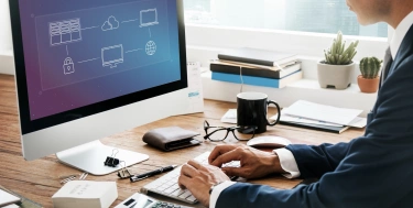 Mann arbeitet am Computer