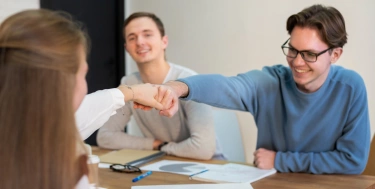 Arbeitskollegen arbeiten zusammen