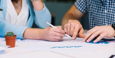 Zwei Arbeitskollegen arbeiten an einem Projekt