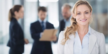 Businesswoman lächelt in die Kamera