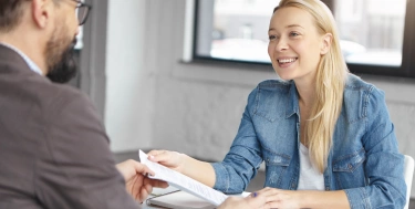Arbeitskollegen führen ein Gespräch