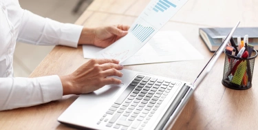 Frau tippt auf einem Laptop