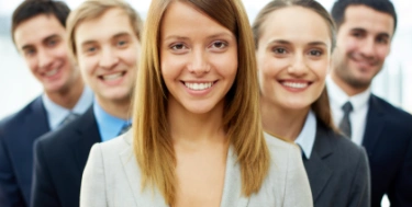 Gruppe von Businesspeople lächelt in Kamera