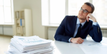 Stapel Papiere auf dem Tisch