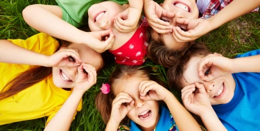 Kinder spielen auf dem Gras