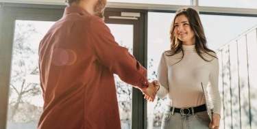 Mann und Frau machen ein Handshake