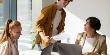 Arbeitskollegen arbeiten zusammen