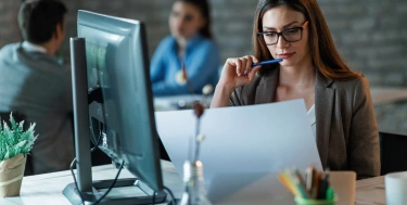 Frau arbeitet im Büro