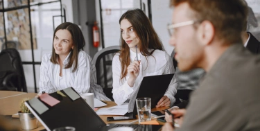 Arbeitskollegen in einer Besprechung