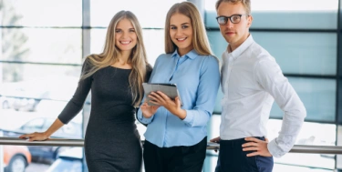 freundliche Businesspeople lächeln in die Kamera