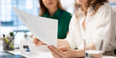 Recruiter durchsuchen Lebensläufe, bewerten Bewerber