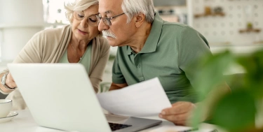 Älteres Ehepaar analysiert seine Ersparnisse und prüft die Haushaltsfinanzen