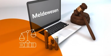 Ein Laptop mit Münzen und einem Richthammer daneben