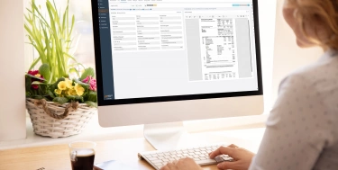 Eine Frau arbeitet an einem Desktop-Computer