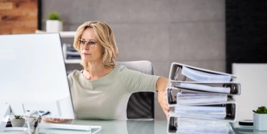 Digitalisierung Frau schiebt Ordner weg