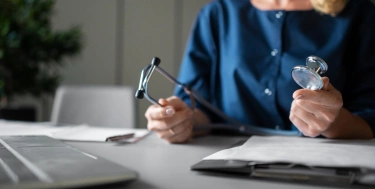 Krankenschwester hält Stethoskop