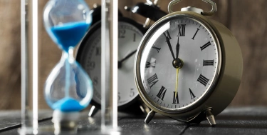 2 Uhren und eine Sanduhr