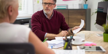 Zwei Arbeitskollegen im Büro