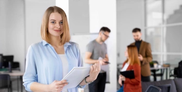 Verschiedene Mitarbeiter haben ein Meeting  