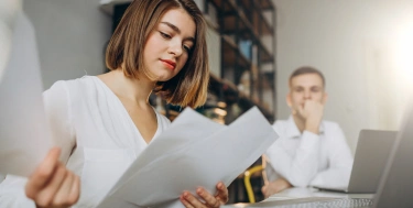 Weibliche und männliche Kollegen, die im Büro arbeiten
