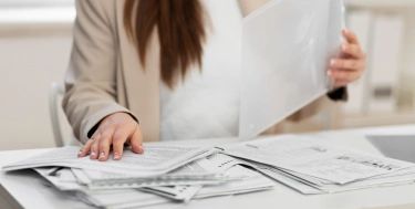 Junge Frau sortiert Dokumente