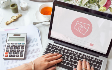 Laptop auf den Geldscheine abgebildet sind