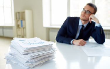 Stapel Papiere auf dem Tisch