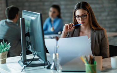 Frau arbeitet im Büro