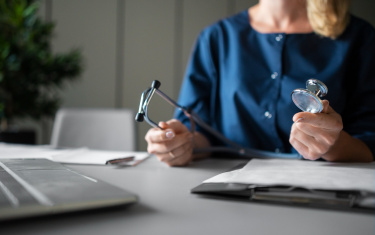 Krankenschwester hält Stethoskop