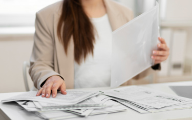 Junge Frau sortiert Dokumente