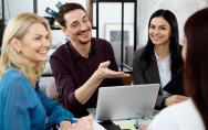 Nahaufnahme von Personen, die am Laptop arbeiten