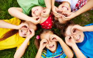  Kinder spielen auf dem Gras